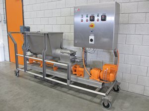 Fahrbarer Netzsch NM021 Mohnopumpe mit 120 Liter Schneckendosierer