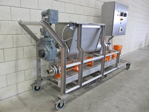 Fahrbarer Netzsch NM021 Mohnopumpe mit 120 Liter Schneckendosierer