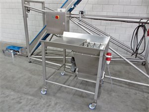 Herunterklappbares Förderband mit mobiler Sackentleerung