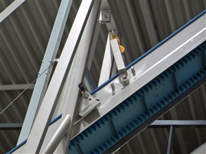 Herunterklappbares Förderband mit mobiler Sackentleerung