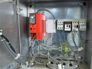 Herunterklappbares Förderband mit mobiler Sackentleerung