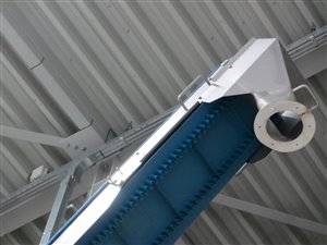 Herunterklappbares Förderband mit mobiler Sackentleerung