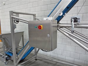 Herunterklappbares Förderband mit mobiler Sackentleerung