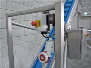 Herunterklappbares Förderband mit mobiler Sackentleerung