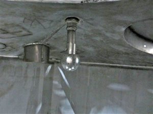 2000 Liter Edelstahltank mit Wägezellen