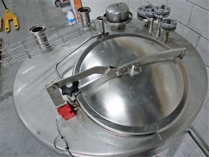 Edelstahltank 1600 Liter mit Treppe und Podest