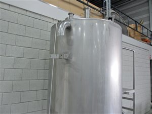 Edelstahltank 1600 Liter mit Treppe und Podest