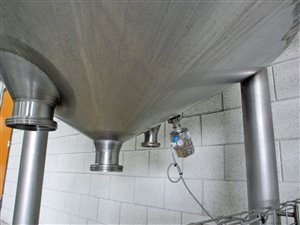 Edelstahltank 1600 Liter mit Treppe und Podest